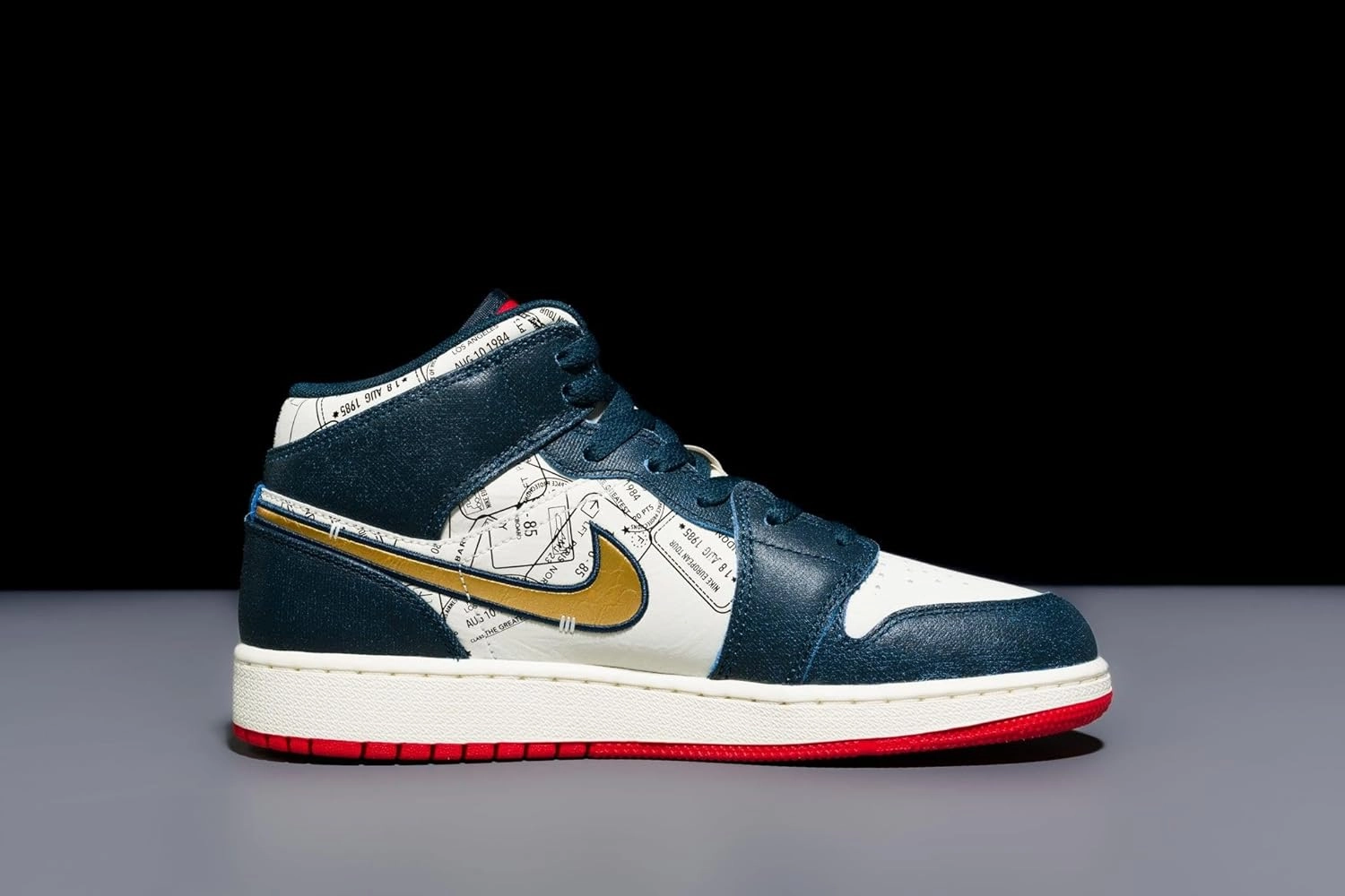 Air Jordan 1 Mid SE Big Kids' Shoes (Armory Navy/Pale Ivory/Sport RED/Metallic Gold)