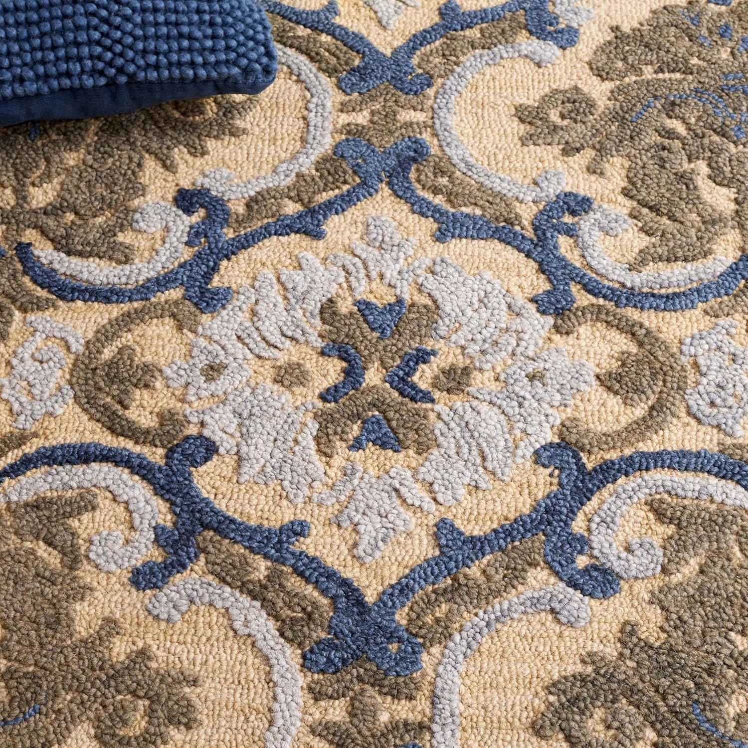 SAFAVIEH Blossom Collection Area Rug - 4' x 6', Gold & Blue, Floral Design, Handmade Wool, Ideal for The Living Room, Bedroom, Dining Room (BLM422D-4)